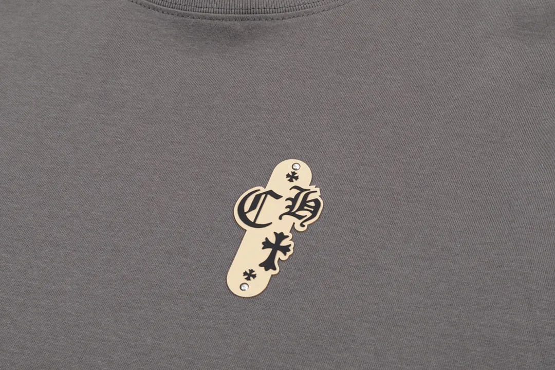 P200 CHROME HEARTS LoGo is fashionable and elegant, with a dropped shoulder style. The fabric is made of 26s double-yarn combed cotton compact spinning yarn with a weight of 280. It is matched with 1*1 Salona rib. The fabric is fermented and has a loose fit. Color: dark gray size: S～XXL